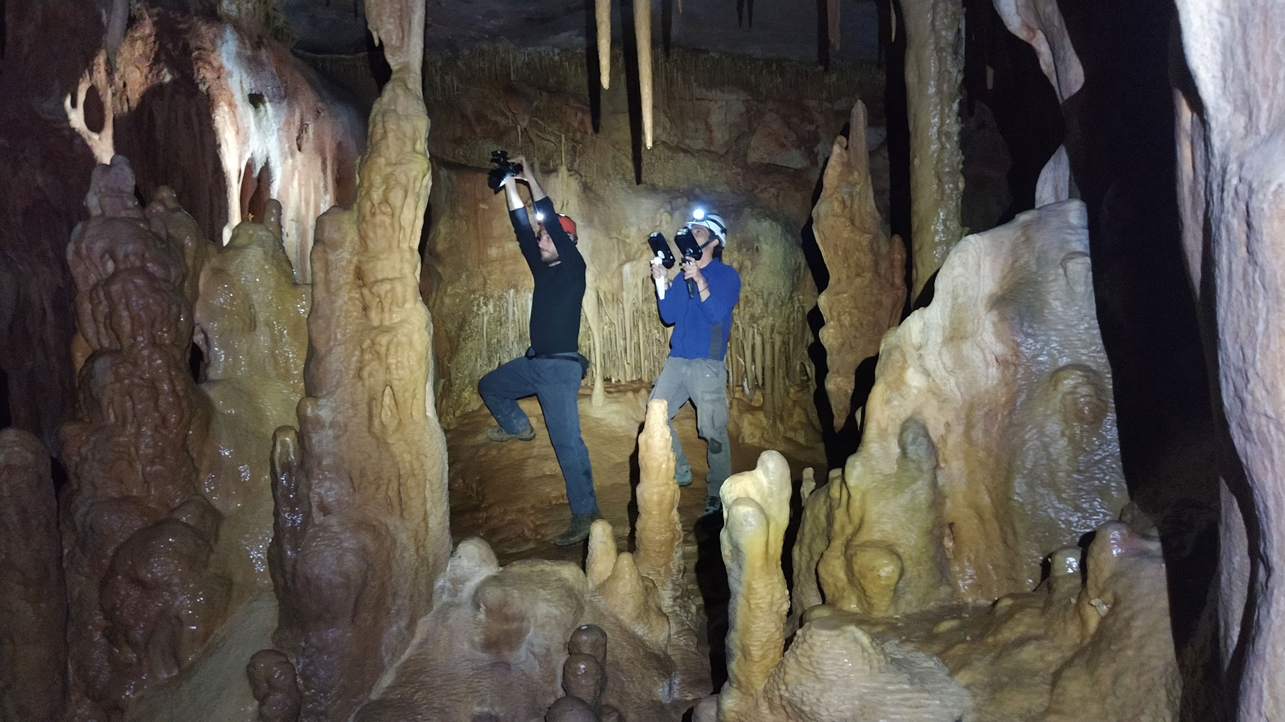 [5] Το συνεργείο κατά τη διάρκεια της φωτογράφισης του εσωτερικού του σπηλαίου. Σε πολλές περιπτώσεις, εκτός από studio flash, χρησιμοποιήθηκε και η τεχνική bounce flash σε πολύ στενά σημεία του σπηλαίου